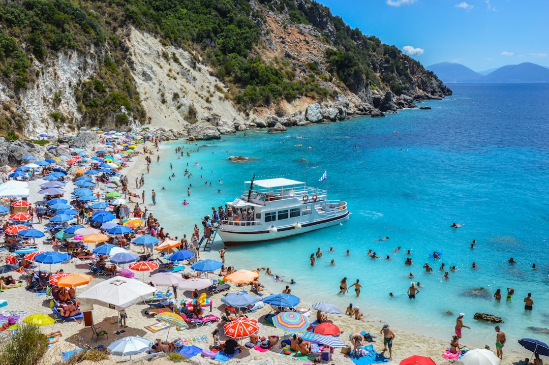 Met een ziektewetuitkering op vakantie: wat mag wel en niet?